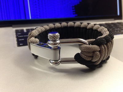 [I got the Apple Mac Accessory Color Paracord Survival Bracelet]